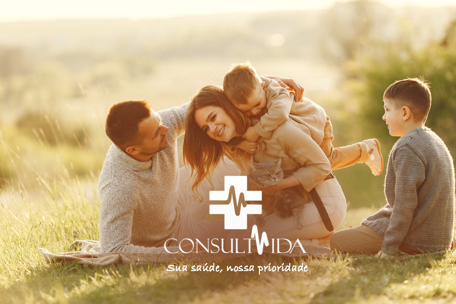 Profissionais analisando opções de plano de saúde empresarial